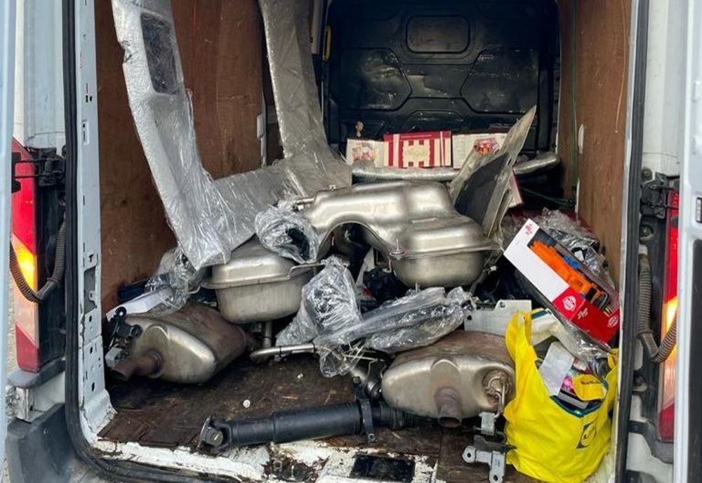 Mașină furată din Italia, transportată pe bucăți 