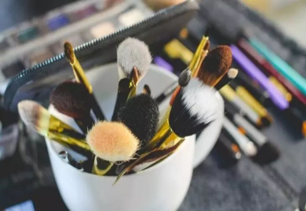 O femeie a orbit din cauza unor produse de înfrumusețare. Semnal de alarmă tras de medici - ingredientul fatal