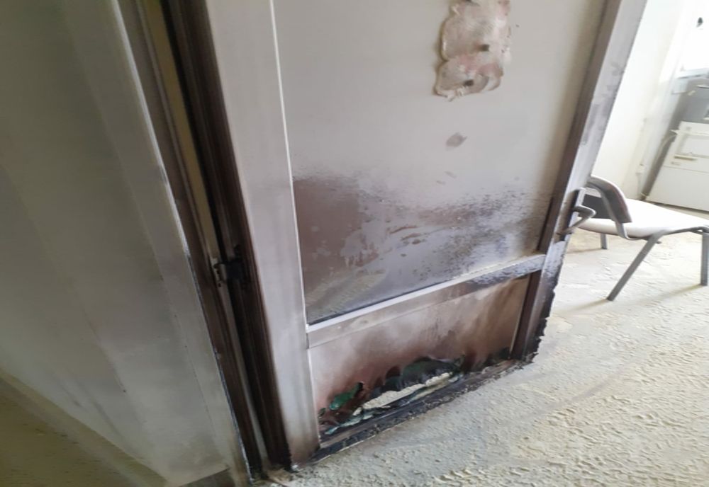 A dat foc la o ușă din primărie