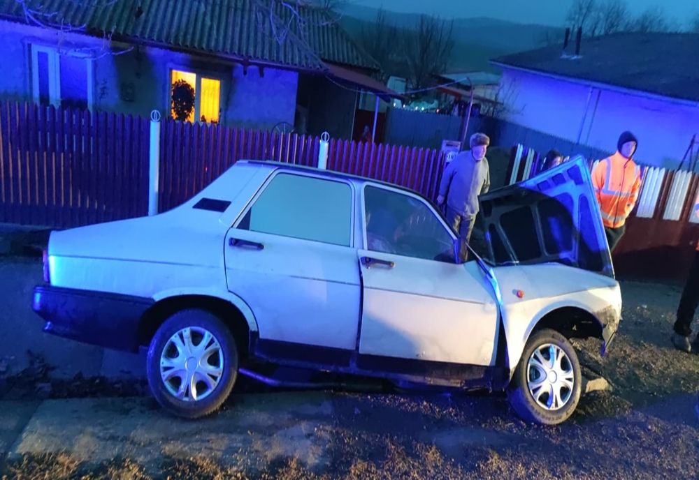 Un autoturism s-a izbit de un cap de pod la Rateșul Cuzei