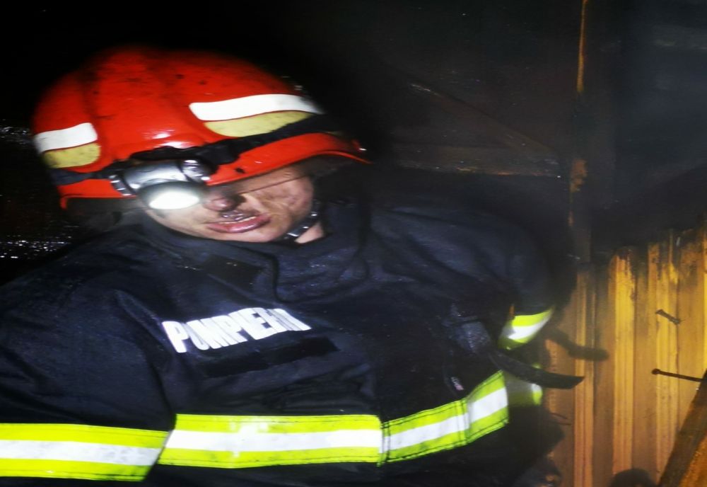 Un incendiu a cuprins acoperișul unei clădiri din comuna Dimitrie Cantemir