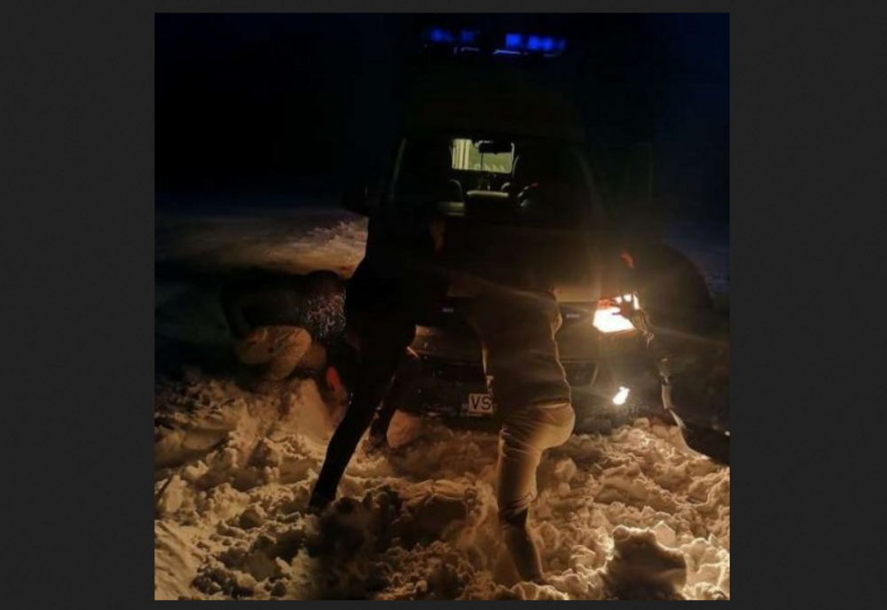 Un grup de tineri aflați la o petrecere, au scos din nămeți o ambulanță blocată 