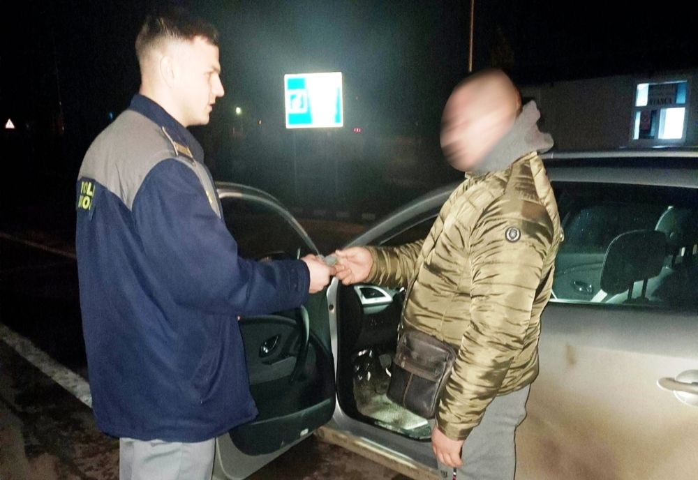 Curajul  unui fals șofer de a prezenta la control un document neautentic  a fost “premiat” cu un dosar penal