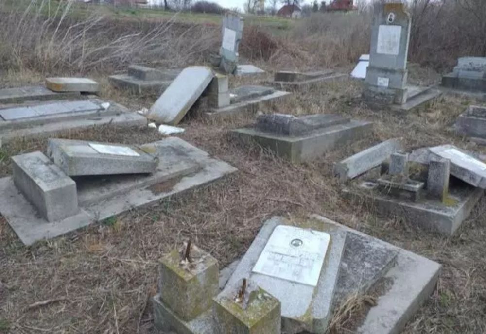 Liceenii din Huși care au vandalizat un cimitir au scăpat de condamnare