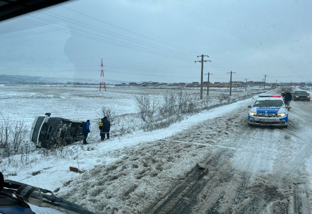VIDEO - Un microbuz a ieșit de pe carosabil din cauza zăpezii, în apropiere de Bârlad