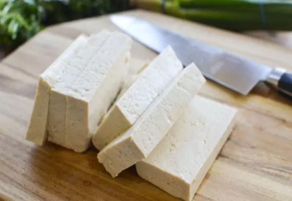 Pericolul uriaș din brânza vegetală. Medic: „O pastă de amidon, un produs plin de aditivi!” Ce riscăm să pățim