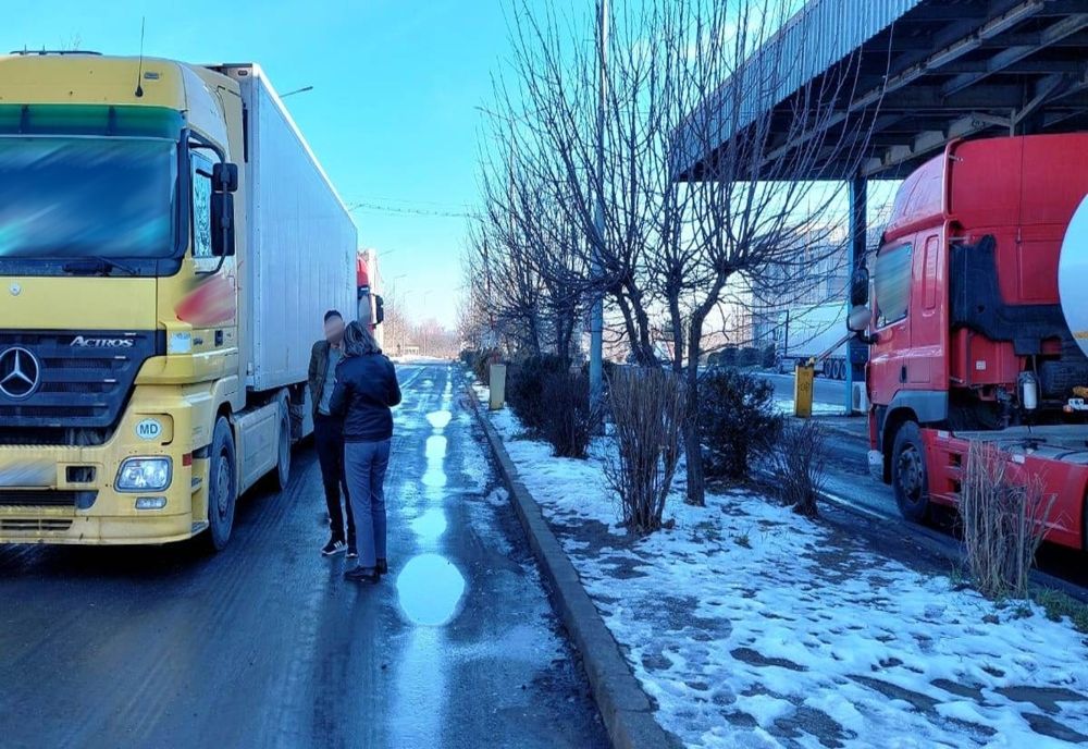 INCONȘTIENȚĂ MAXIMĂ: Bărbat beat, depistat la volanul unui TIR în care transporta peste 25.700 litri de motorină