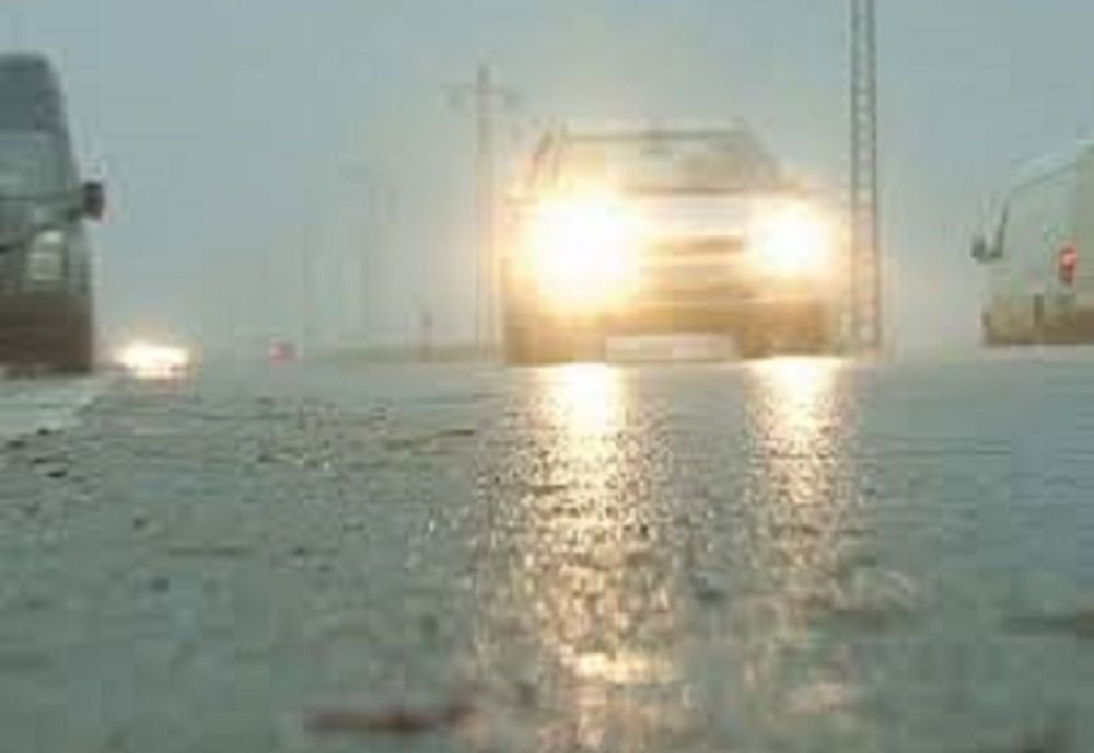 Se circulă greu între Priponești și Tutova din cauza poleiului