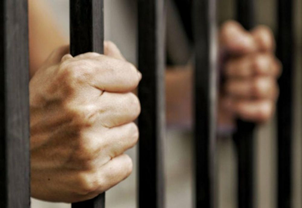 A intrat în două magazine și a furat haine și băutură. Polițiștii l-au prins pe hoț și l-au dus în arest