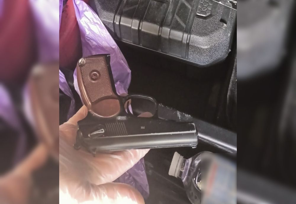 A încercat să intre în țară cu un pistol ascuns la roata de rezervă! Unde urma să ajungă arma