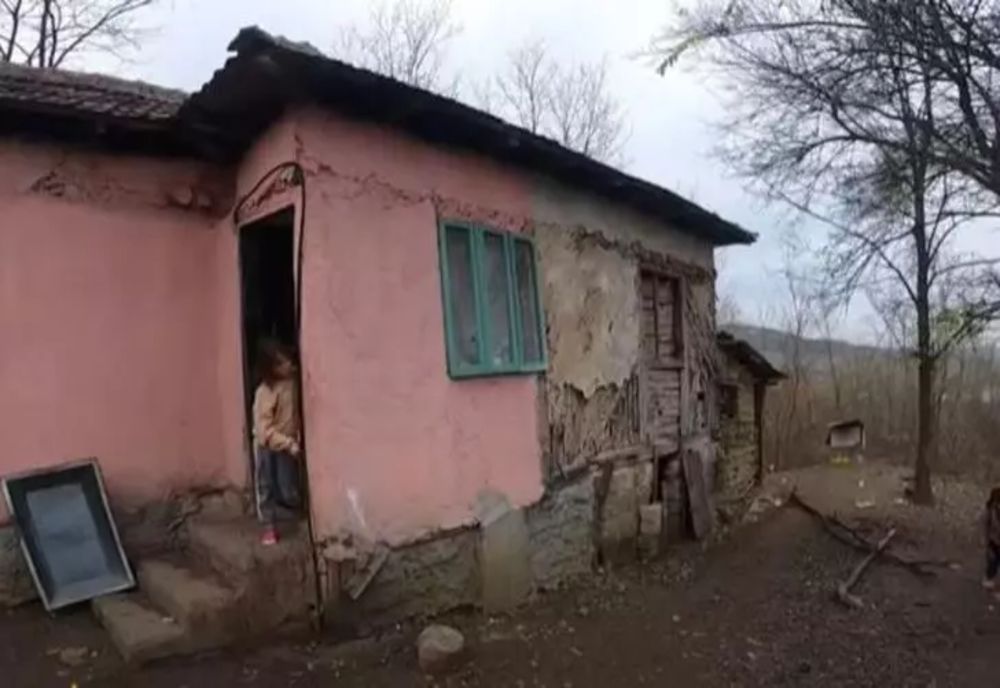 Drama familiei care trăiește într-o casă de lemn veche de 100 de ani, cu pereții putreziți