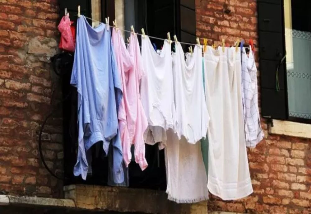 Cum să îndepărtezi mirosul neplăcut al hainelor spălate