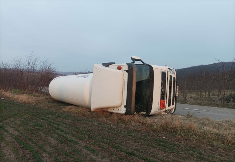 Pericol de explozie după ce o cisternă cu butan s-a răsturnat pe Drumul European 581