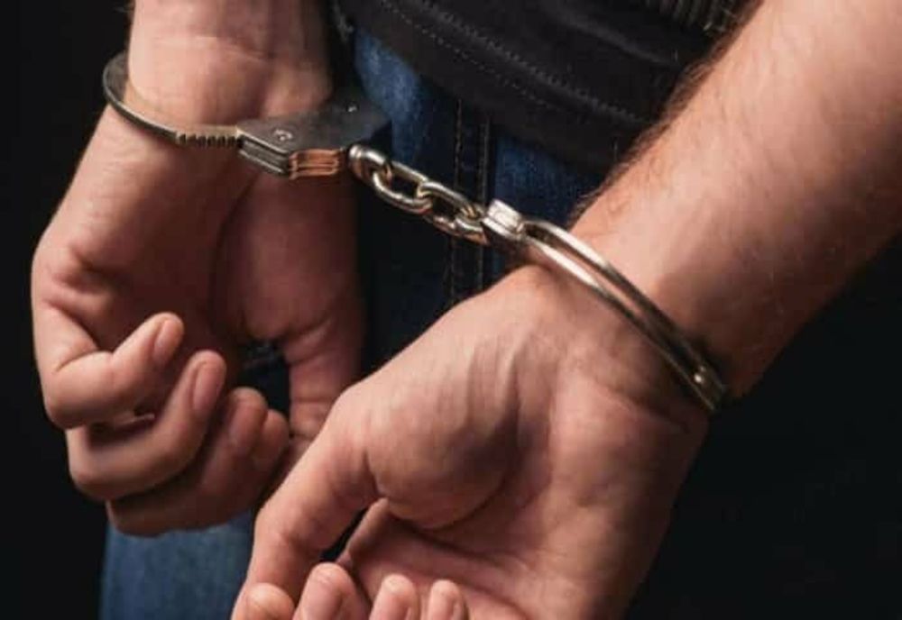 Hoț ghinionist: s-a întâlnit la ieșire cu proprietarul, pe care l-a bătut ca să scape cu prada