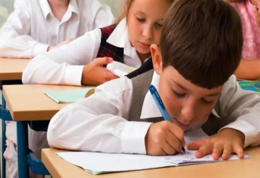 Salvaţi Copiii: 55% dintre copii sunt hotărâţi să plece din România/ Doar 13% dintre ei ar dori să rămână