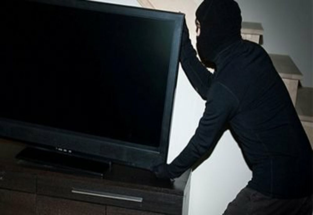 Un apartament din Bârlad, prădat în timpul nopții de o bandă de hoți