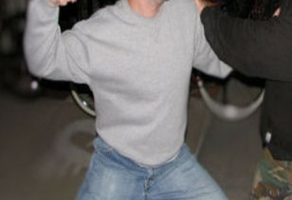 Patru bătăuși au ajuns în arest și un minor sub control judiciar. Doi bărbați au ajuns la spital din cauza lor