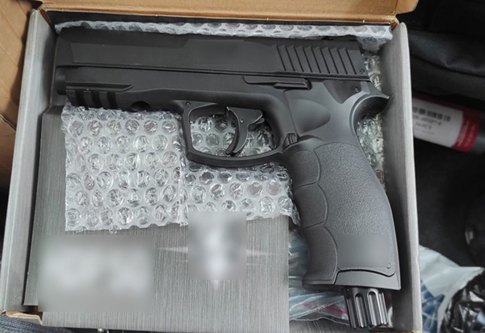 Un bărbat a încercat să treacă vama cu o armă. Ce explicații a dat polițiștilor