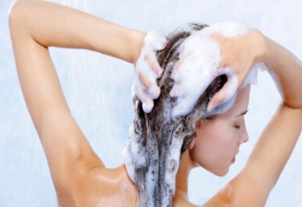 De ce NU este bine să te speli pe cap în Săptămâna Luminată. SUPERSTIȚIA pe care toți românii o ignoră