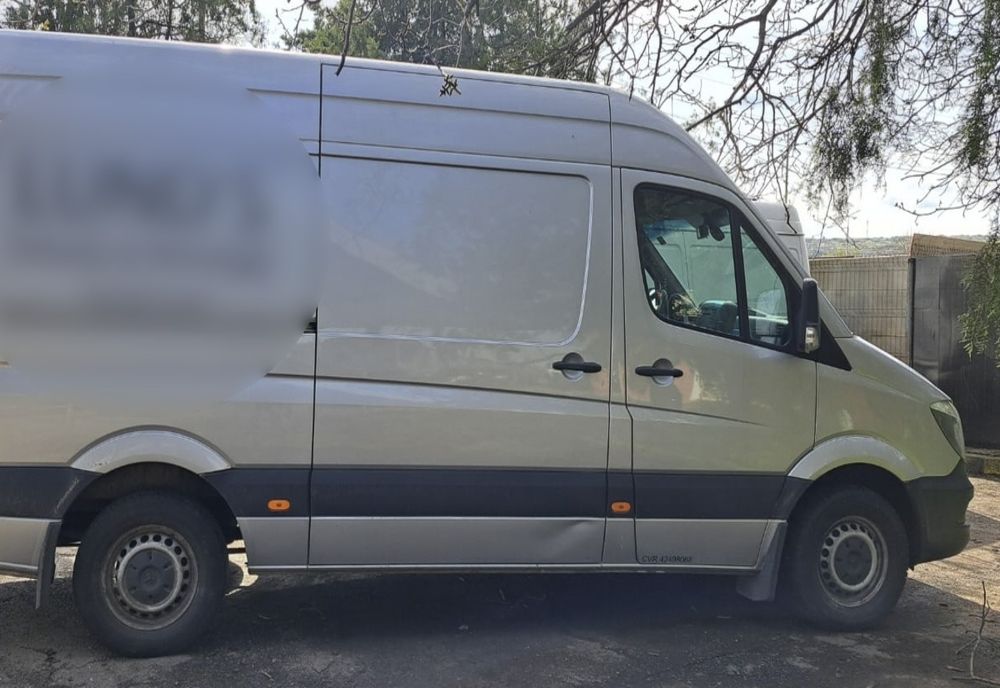 Microbuz furat din Danemarca, descoperit în Vama Albița