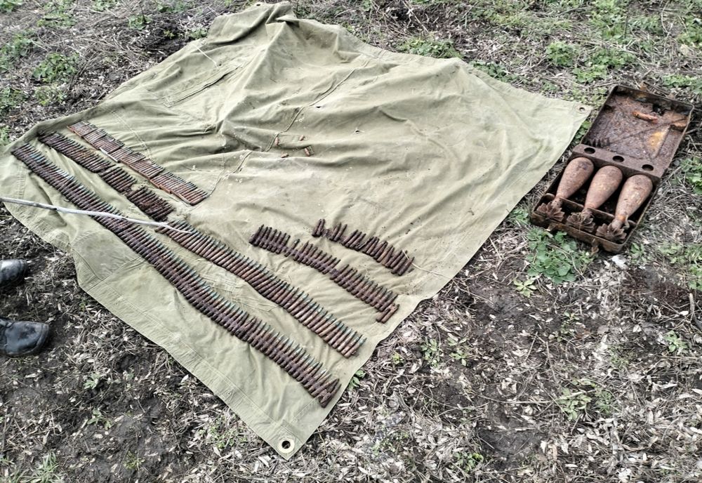 Un bărbat cu un detector de metale a găsit un adevărat arsenal. A sunat imediat la 112