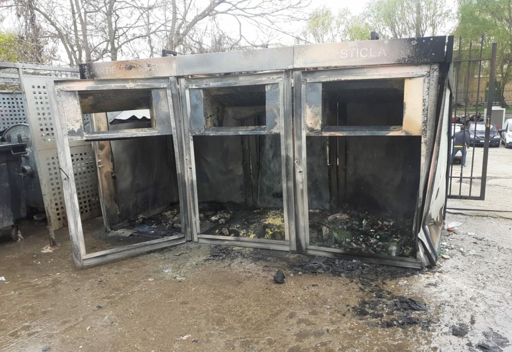 Container modular distrus de flăcări, la câțiva pași de primăria Bârlad