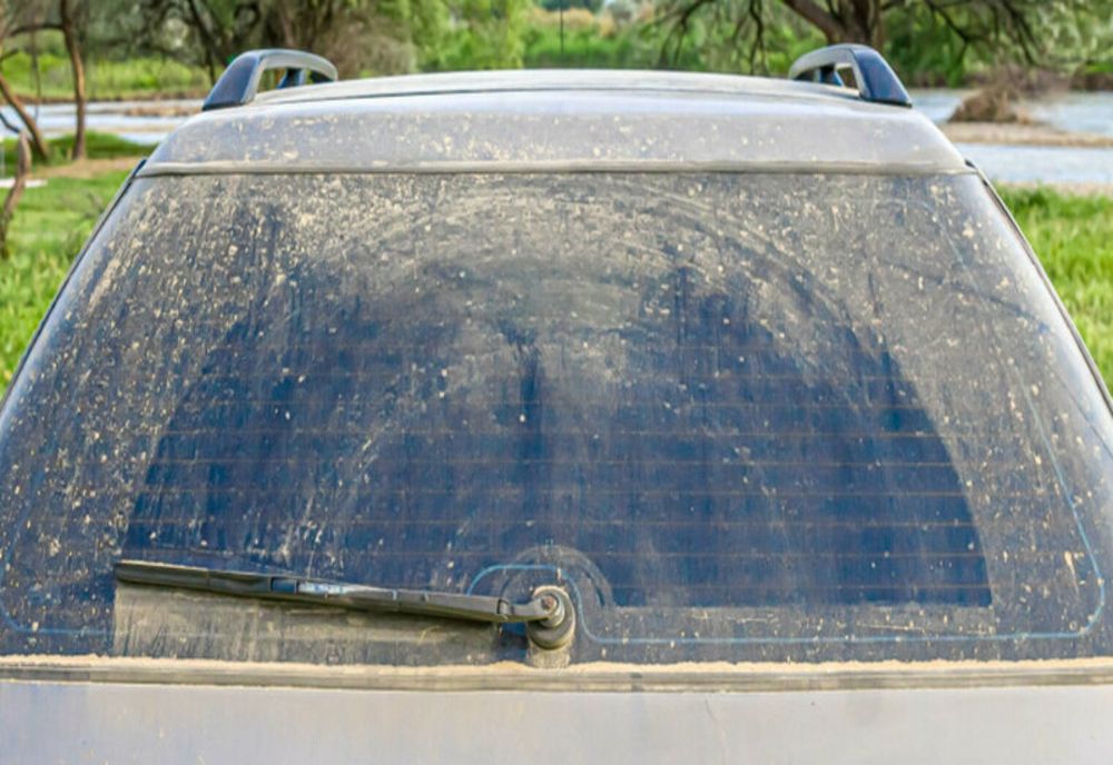 Modificări pe care trebuie să le știi din Codul Rutier 2023. Geamurile murdare îți pot aduce o amendă de până la 1.160 de lei