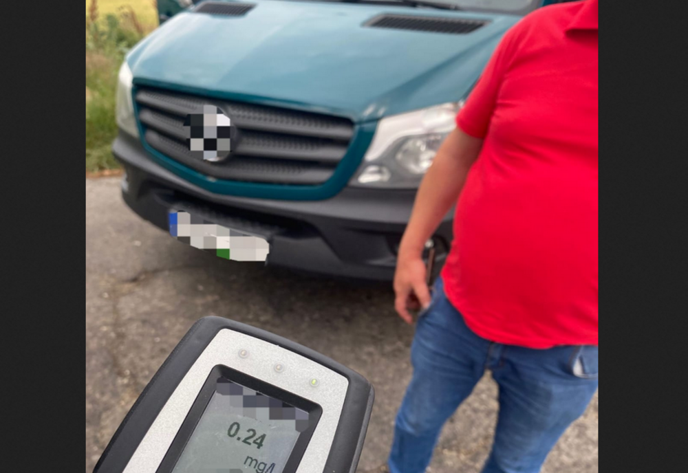 Microbuz cu 13 copii la bord, condus de un șofer din Iași, băut la volan