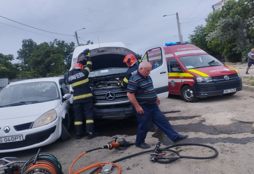 Accident rutier în Bârlad. Implicate, un microbuz de transport persoane și un autoturism