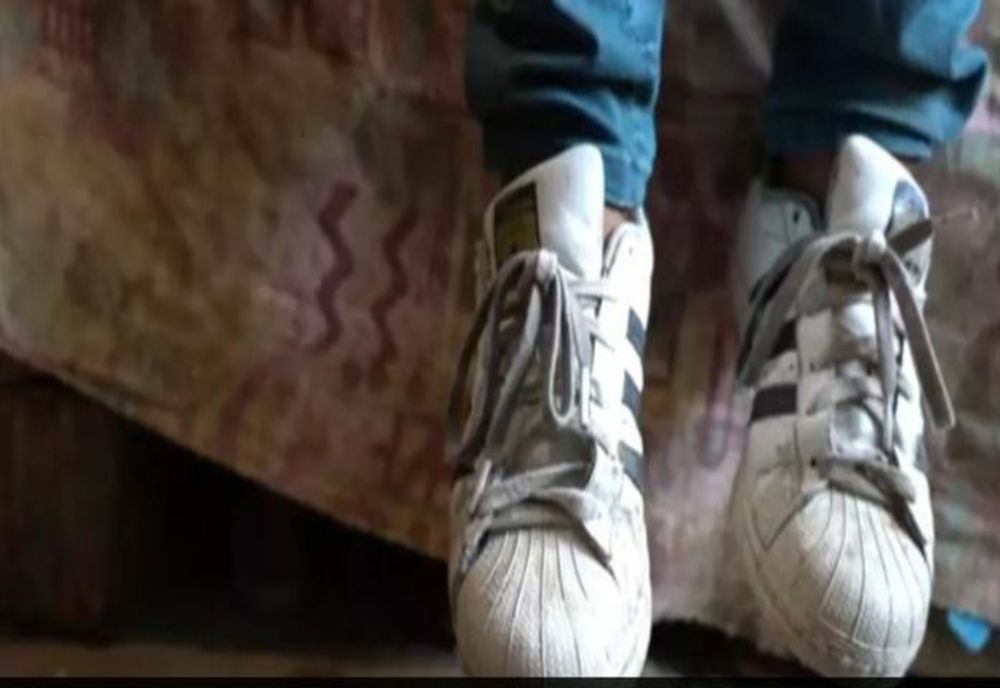 Drama copilului de 10 ani care merge la scoală cu adidașii lipiți cu super glue. Sfâșietor: Când copiii mănâncă în pauză, eu ies afară - VIDEO