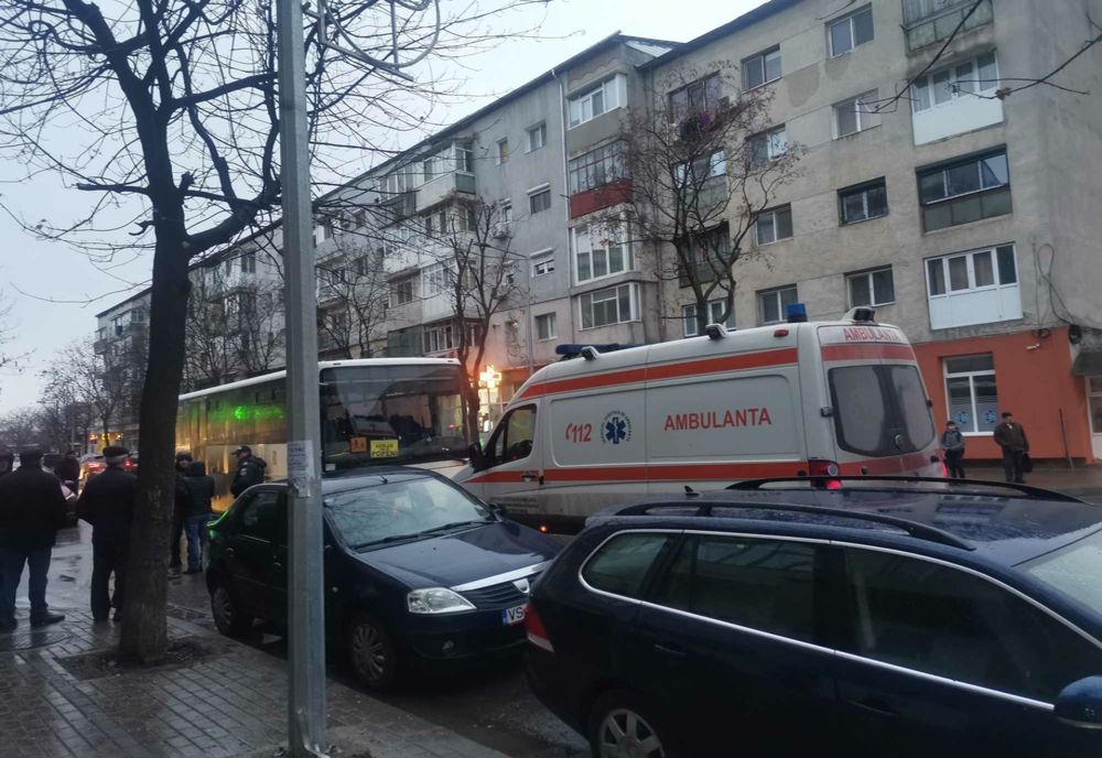 Călătorii unui autobuz din Bârlad au chemat ambulanța după ce i s-a făcut rău șoferului