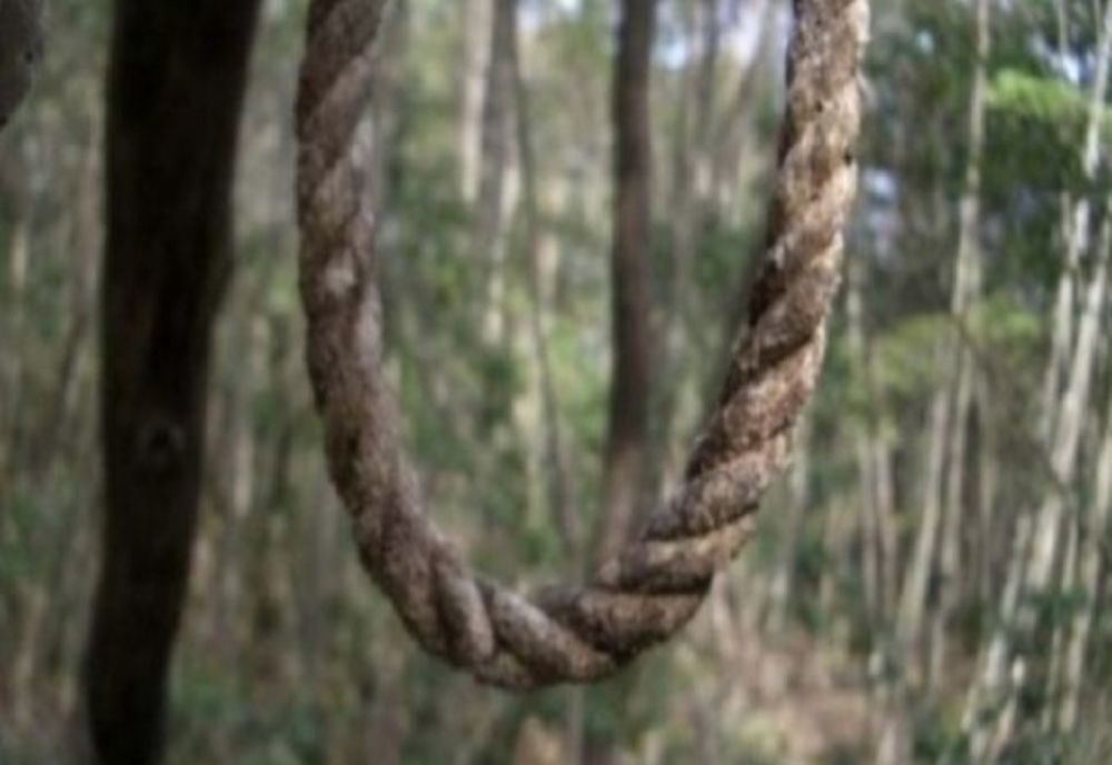 Caz șocant, în Vaslui: și-a dat foc la casă și, în timp ce pompierii se luptau cu focul, s-a spânzurat în curte