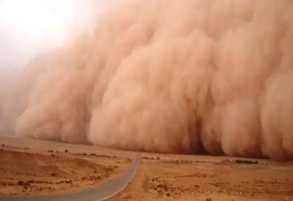 Valul de praf saharian mătură România în următoarele ore