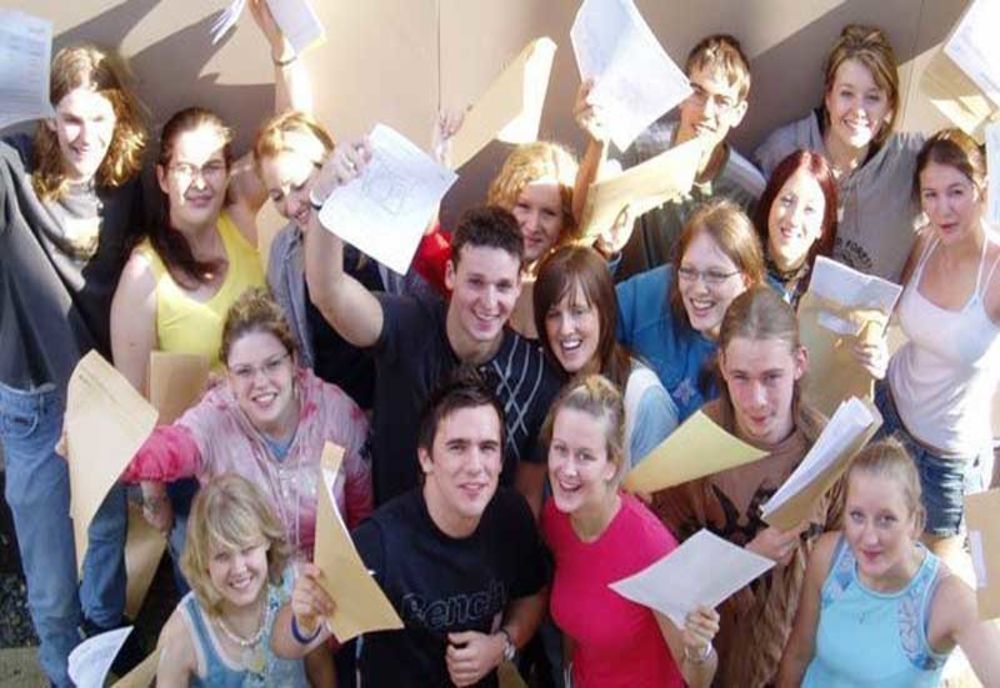 MIERCURI ARE LOC REPARTIZAREA COMPUTERIZATĂ A ABSOLVENŢILOR CLASEI A VIII-A