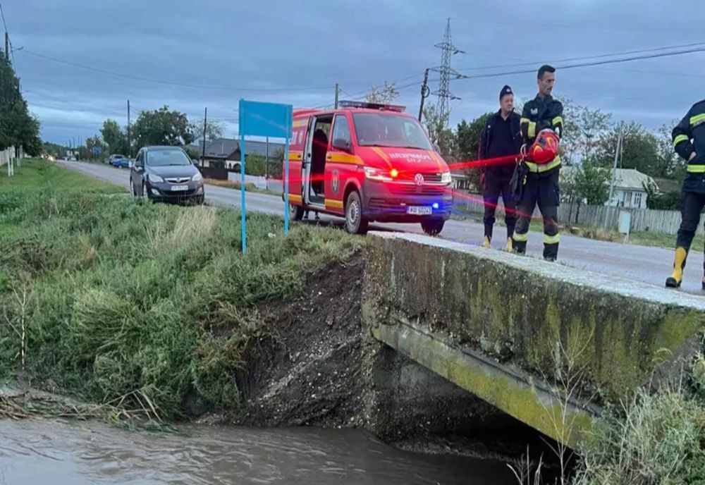 SITUAȚIE CRITICĂ ÎN ZONA COMUNEI BERZENI, JUD. VASLUI. POMPIERII INTERVIN PENTRU A RIDICA UN DIG DIN SACI CU NISIP