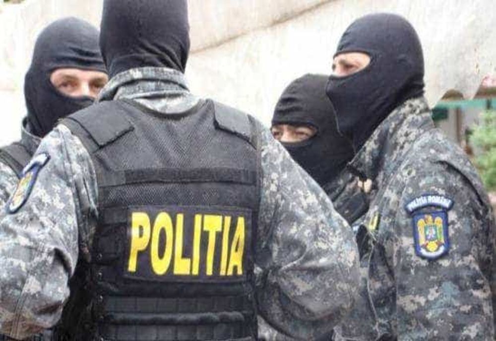 INTERVENȚIE CU MASCAȚI LA VASLUI! SCANDAL URIAȘ PROVOCAT DE UN BĂRBAT BĂUT, FILMAT DE TRECĂTORI