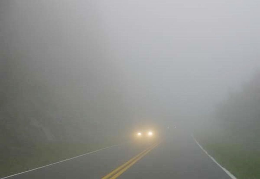 Șoferi, atenție la volan! Ceața îngreunează traficul pe mai multe autostrăzi din țară: 16 județe, afectate