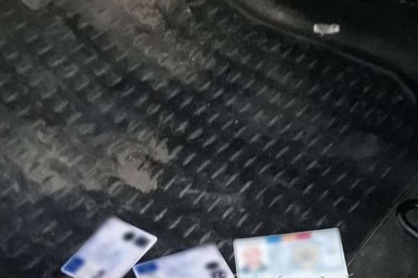 Documente de identitate false descoperite ascunse într-un autoturism, sub preș