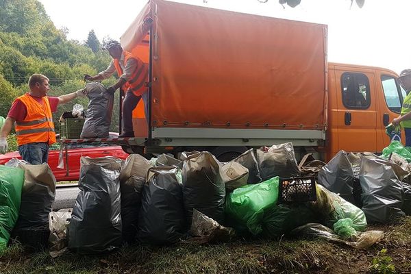 Doi soți din Bârlad, protagoniștii unui accident spectaculos în județul Suceava