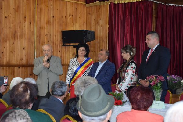 Bătrânii din Albești, sărbătoriți de autorități