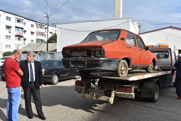 Au început să fie ridicate mașinile abandonate de pe domeniul public
