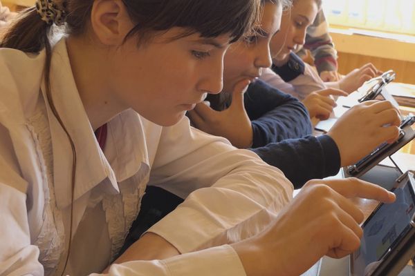 Elevii de la Școala Gimnazială „Ionel Miron”, Ivănești învață matematică și informatică în laboratorul digital