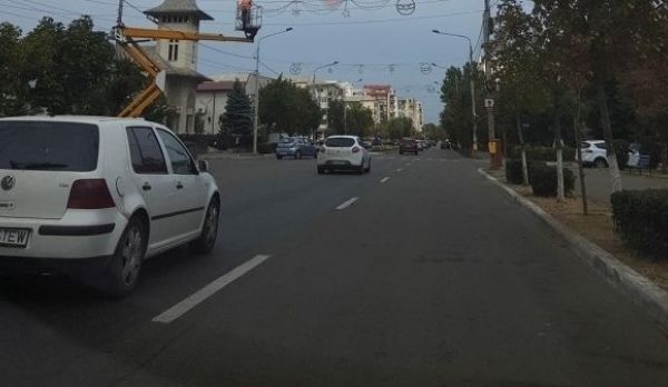 La Bârlad au început să se instaleze ghirlandele pentru Crăciun