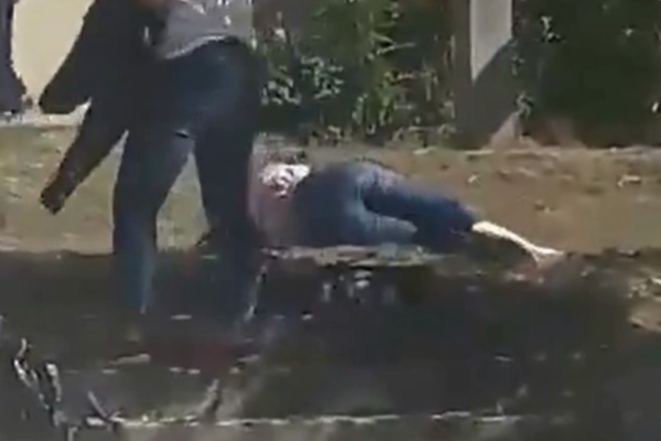 VIDEO. Bătaie între două eleve de la un liceu din județul Vaslui