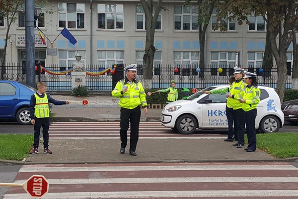 Polițiștii, în mijlocul elevilor, la deschiderea noului an școlar