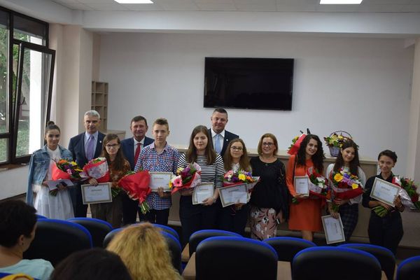 FOTO &amp; VIDEO: Elevii de 10 din Vaslui au fost premiați