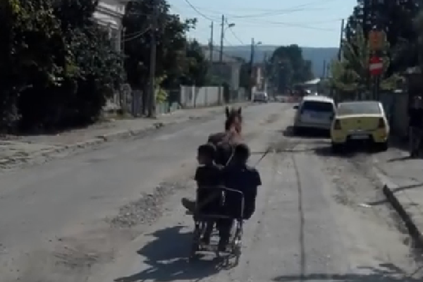 VIDEO. Vehicul inedit pe străzile din Bârlad