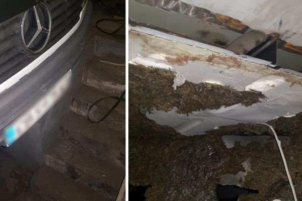 Peste 2.600 de pachete cu țigări de contrabandă, descoperite ascunse în plafonul dublu al unui microbuz