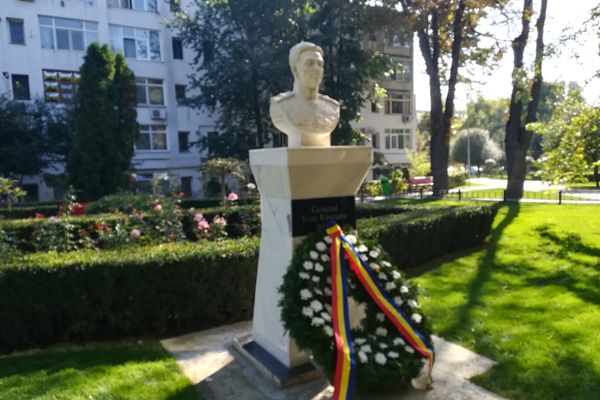 Bustul unui fost primar al Vasluiului, amplasat în parcul Mihail Kogălniceanu