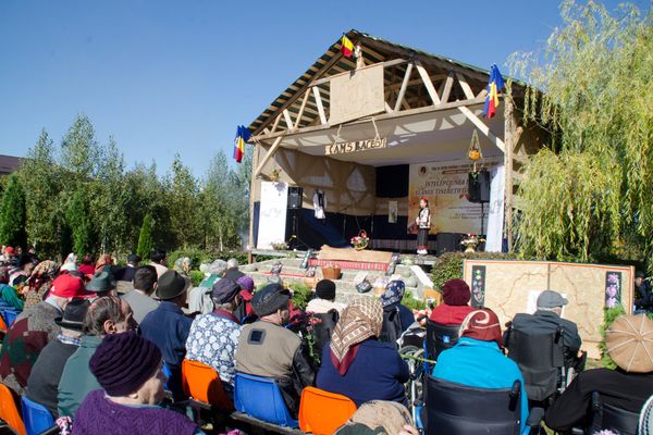 Bătrânii de la Centrul Medico-Social Băcești, sărbătoriți de ziua lor